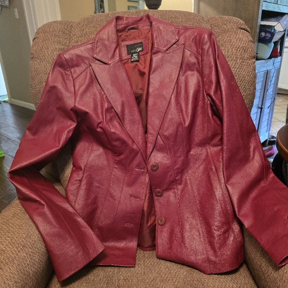 Elegant Women's Burgundy Jacket
